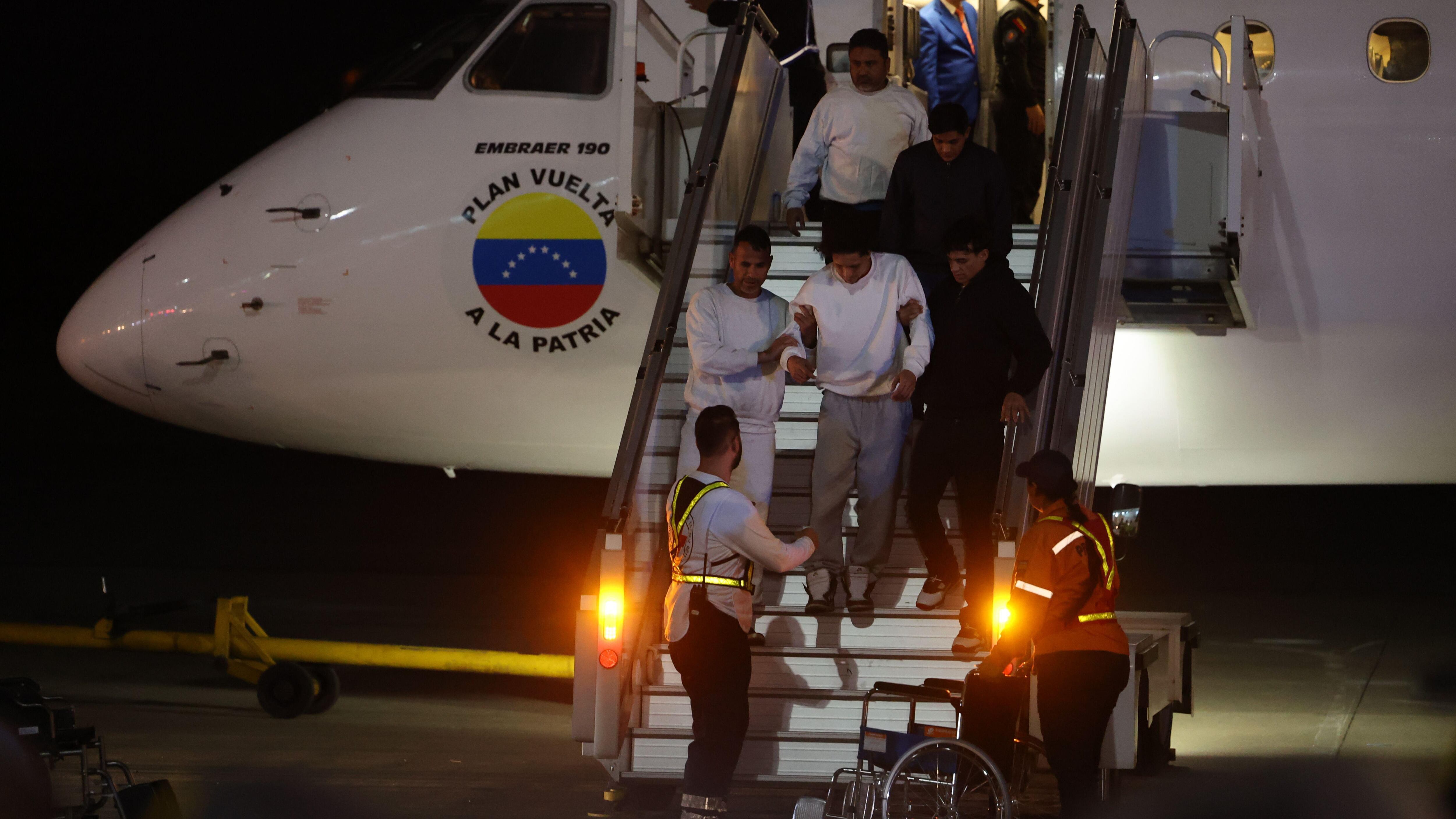 Dos aviones de Conviasa llegaron a Venezuela con el primer grupo de deportados desde EE.UU. el lunes 10 de febrero.