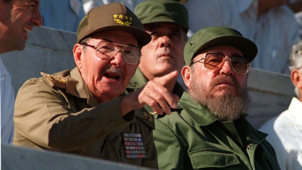 Raúl Castro, entonces jefe del Ejército, y su hermano, el líder cubano Fidel Castro, en 1996.
