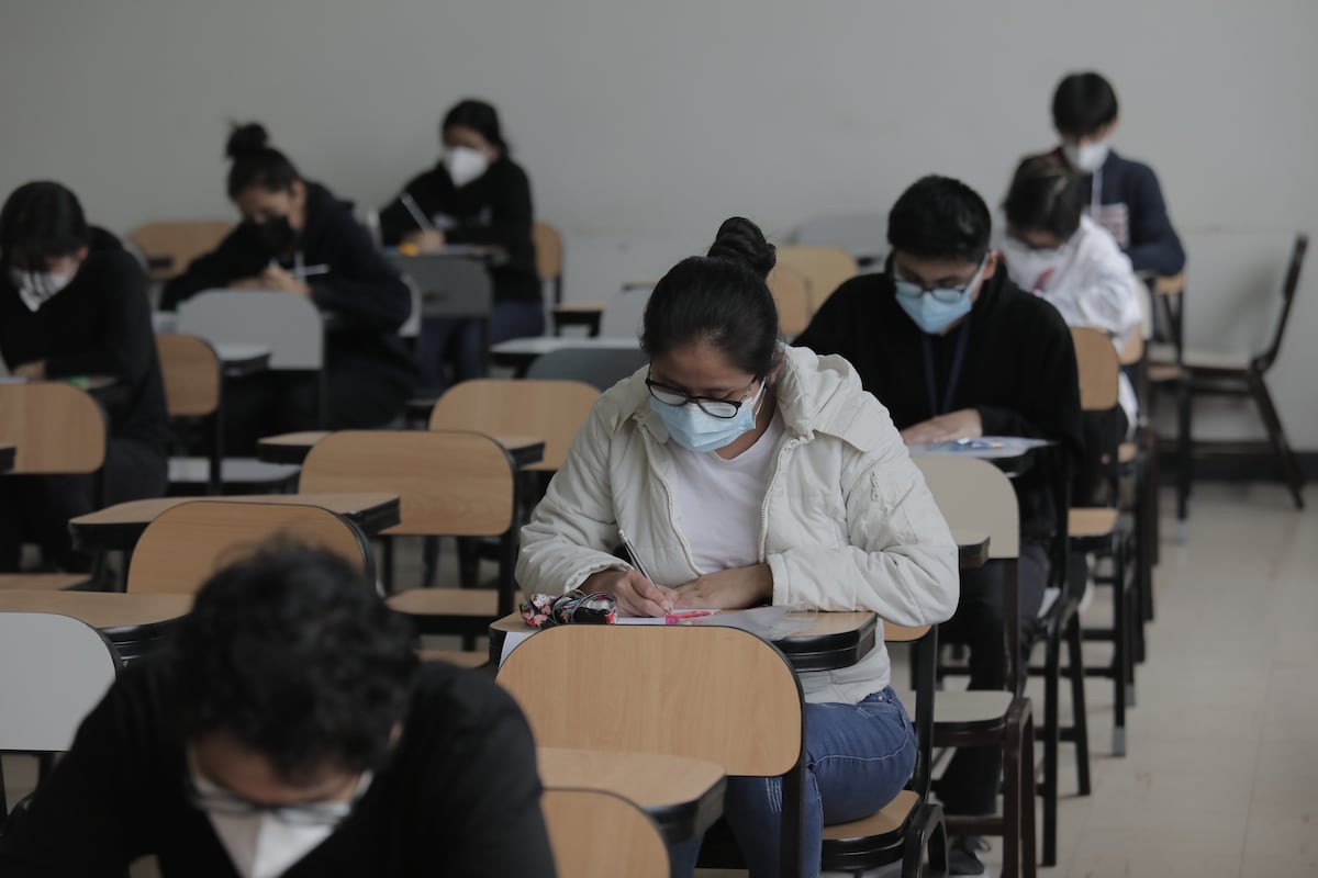 Con la presencia de la Rectora Jeri Ramon Ruffner, se da inicio al examen de admision para la Universidad Mayor de San Marcos, donde gran cantidad de jovenes esperan desarrollarse de manera profesional.