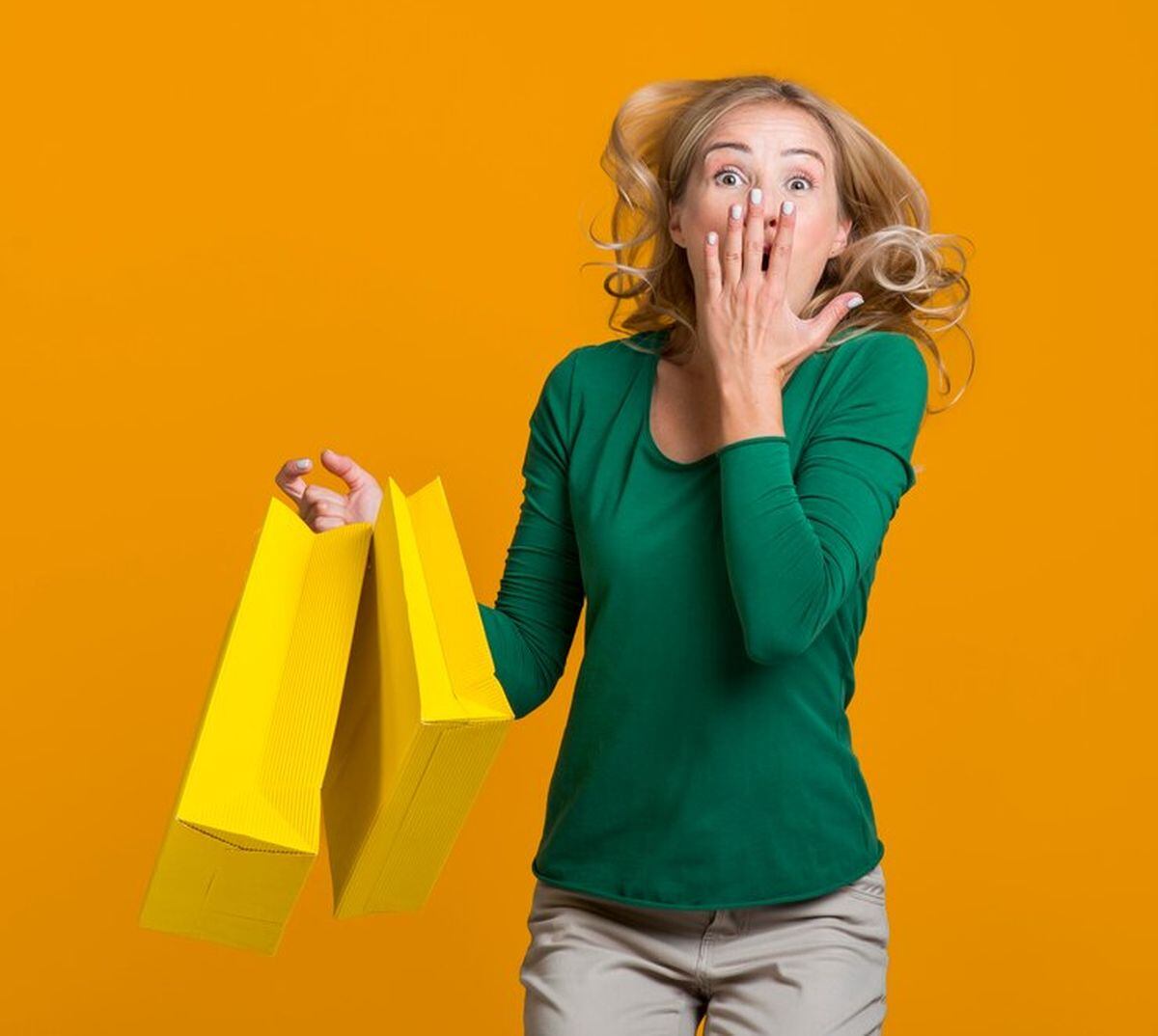 La alegría y emoción de la gente al enterarse de los precios rebajados que puede encontrar en Ross Dress For Less (Foto: Freepik)