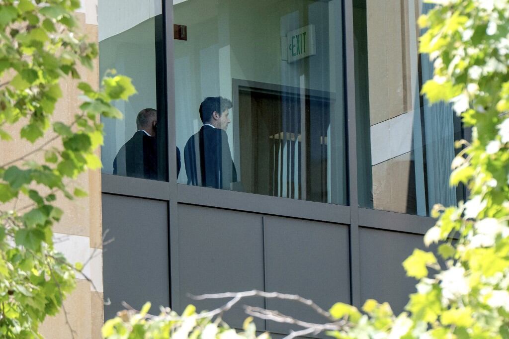 El director ejecutivo de OpenAI, Sam Altman, pasa junto a la ventana del cuarto piso del Tribunal Federal Ronald V. Dellums en Oakland, California, el 28 de abril de 2026. El 28 de abril se celebra el juicio entre el multimillonario Elon Musk y OpenAI para determinar si la empresa de inteligencia artificial traicionó su misión sin ánimo de lucro. Este enfrentamiento legal, al otro lado de la bahía de San Francisco, enfrenta al hombre más rico del mundo con una startup que Musk apoyó en su momento y con la que ahora compite en el floreciente sector de la IA. (Foto de Karl Mondon / AFP)