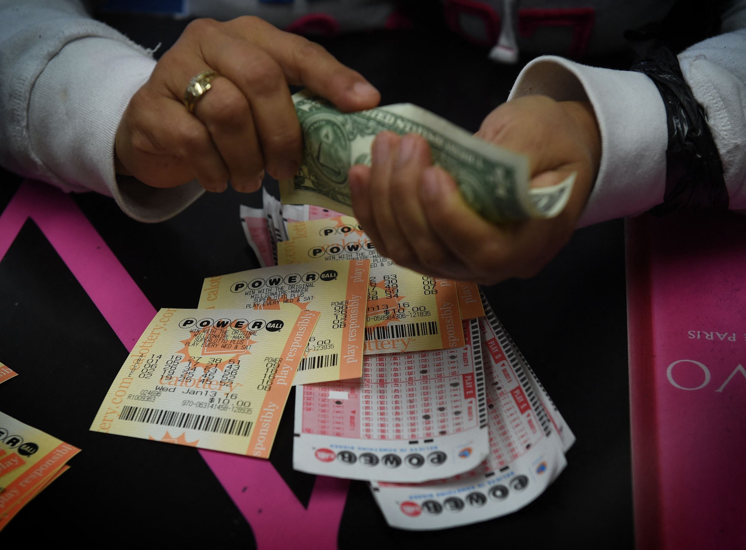 Por lo general, los participantes del Powerball pueden reclamar un premio de hasta $600 en cualquier lotería autorizada de la jurisdicción donde compraron el boleto. (Foto: Mark Ralston / AFP)