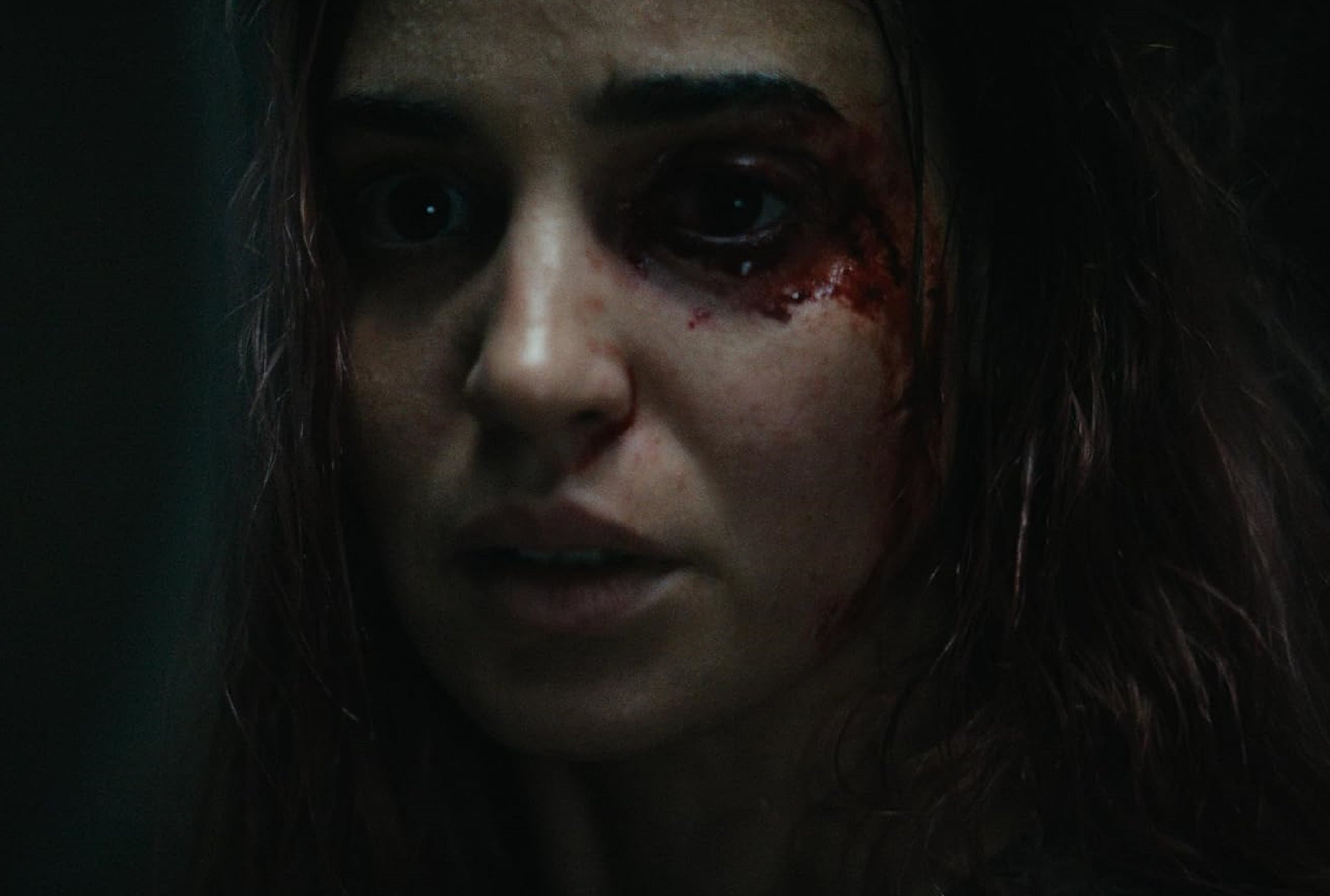 Souheila Yacoub es la encargada de interpretar a Alice, quien perdió a su esposo, en la película de terror sobrenatural "Evil Dead Burn" (Foto: Warner Bros. Pictures)