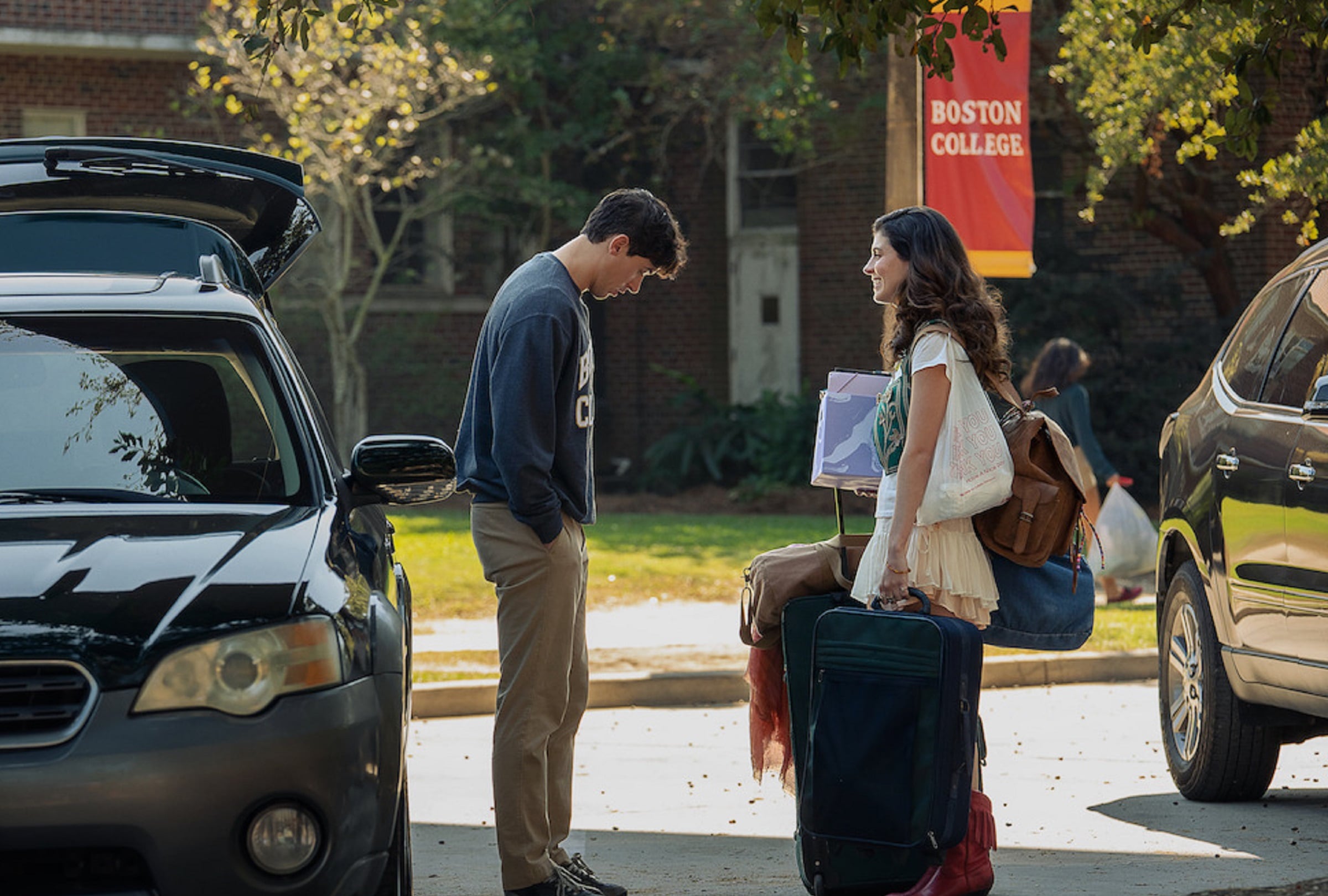 El primer encuentro de Alex Nielsen (Tom Blyth) y Poppy Wright (Emily Bader) en la película "Gente que conocemos en vacaciones" (Foto: Netflix)