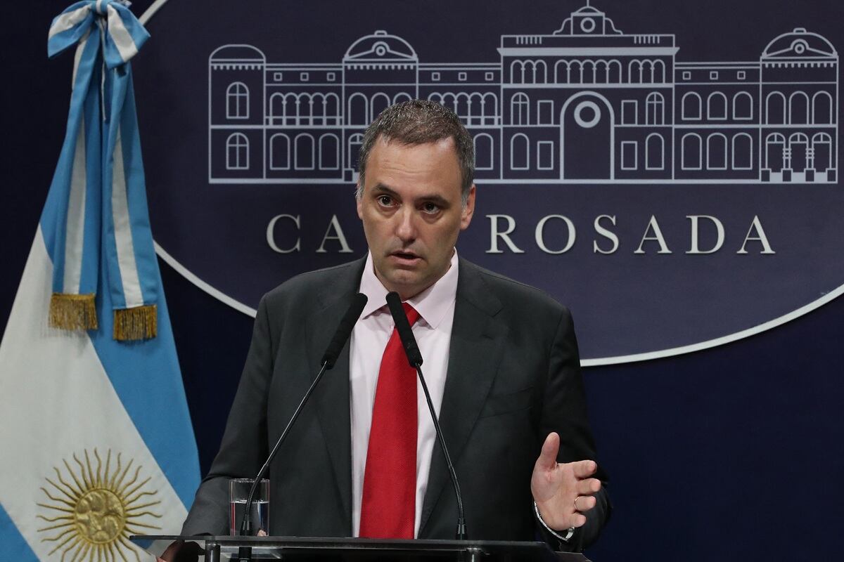 El portavoz presidencial Manuel Adorni da una conferencia de prensa. (Foto de Handout / Oficina de Prensa de la Presidencia de Argentina / AFP)