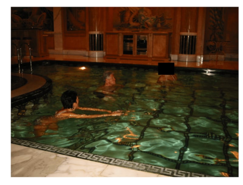 Una de las imágenes parece mostrar a Bill Clinton en la piscina con dos mujeres. El expresidente negó tener nada que ver con los crímenes de Epstein.