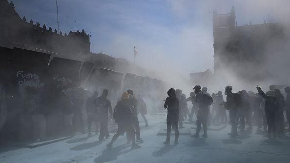 Manifestantes intentan derribar una valla durante una manifestación contra el gobierno de la presidenta de México, Claudia Sheinbaum, en la Plaza del Zócalo.