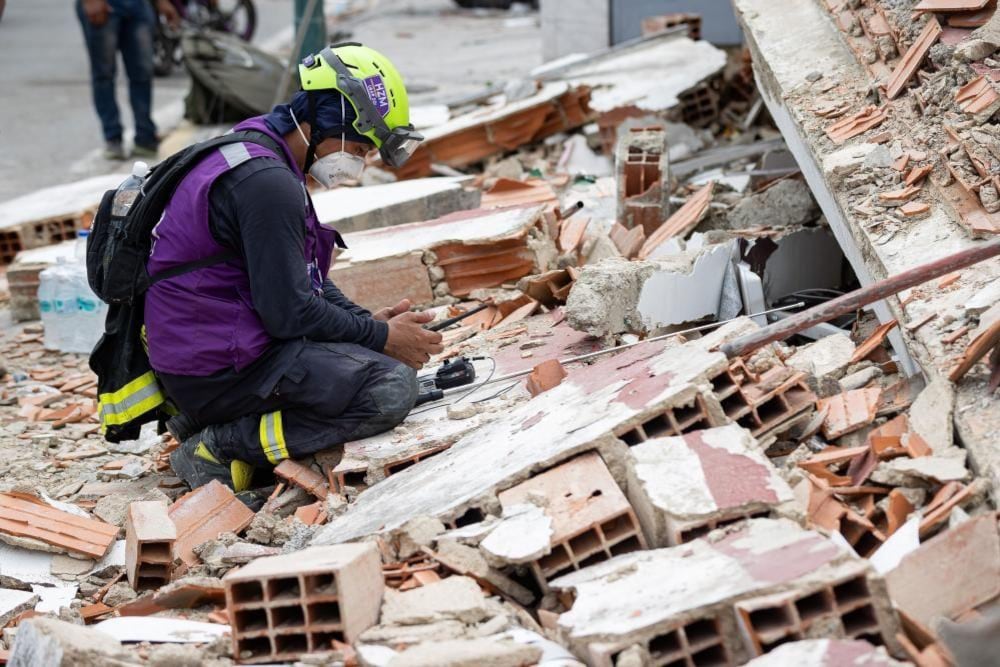 Los dispositivos de detección de sonido son una técnica clave, como se muestra aquí durante la actual operación de rescate en Venezuela.