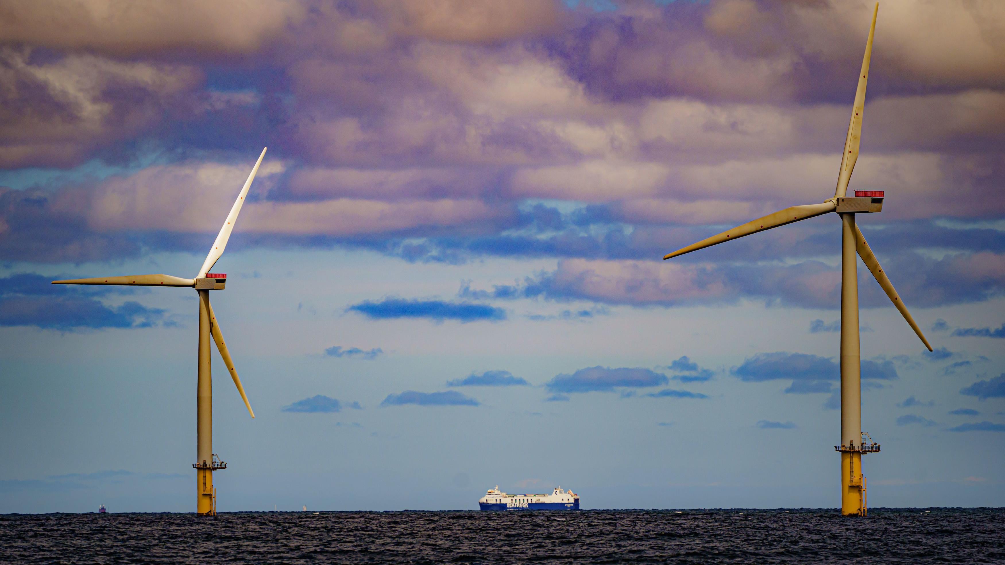 Con la idea de que el conflicto en Irán fomentaría un impulso mundial hacia la autonomía y la soberanía energéticas, los inversionistas también se lanzaron a invertir en fondos de energía limpia en abril, al ritmo más rápido de los últimos cinco años.