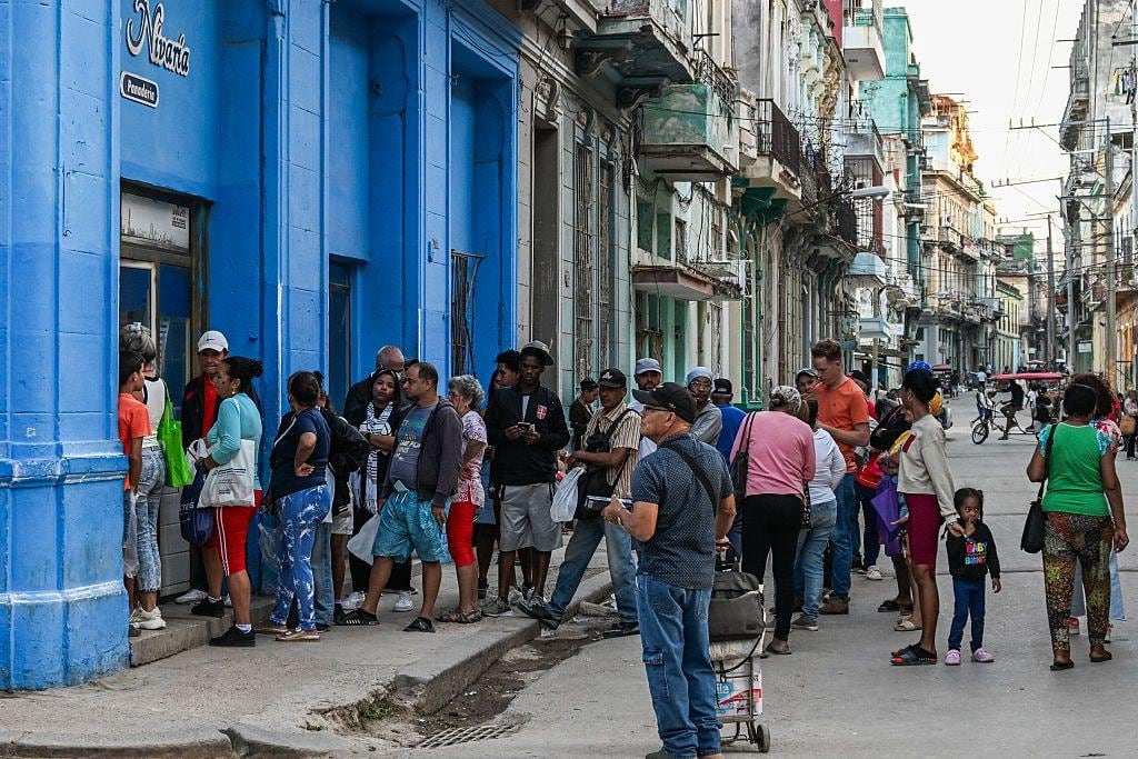El deterioro de la situación económica en Cuba, ampliada por el bloqueo petrolero de EE.UU., también ha influido en la decisión de las hoteleras.