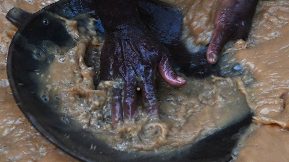 La lucha contra la minería ilegal se complica porque ésta supone una vía de ingresos importantes para muchos lugareños.