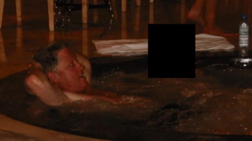 Bill Clinton en lo que parece ser un Jacuzzi con una persona al lado. Foto: Casa Blanca / Departamento Justicia