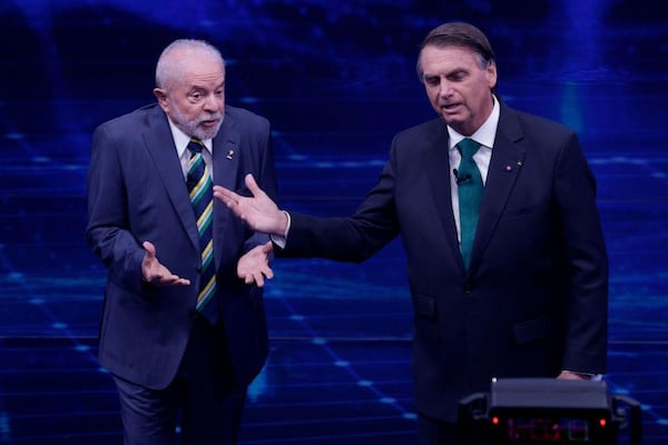 Lula calificó a Bolsonaro de “cobarde” y “no tener coraje” de llevar a cabo su proyecto autoritario y que en lugar de eso, se quedó “llorando” en casa y “huyó” a Estados Unidos durante los siguientes tres meses “con la expectativa de que el golpe ocurriera después”.