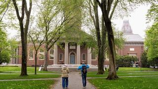 Harvard rebate orden de Trump y seguirá matriculando estudiantes extranjeros, temporalmente