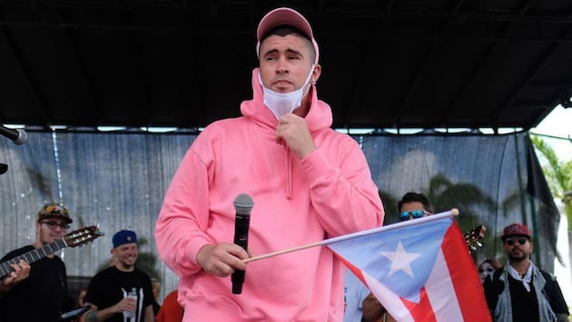 Bad Bunny mostró la bandera de la isla durante protestas en Puerto Rico en 2019.