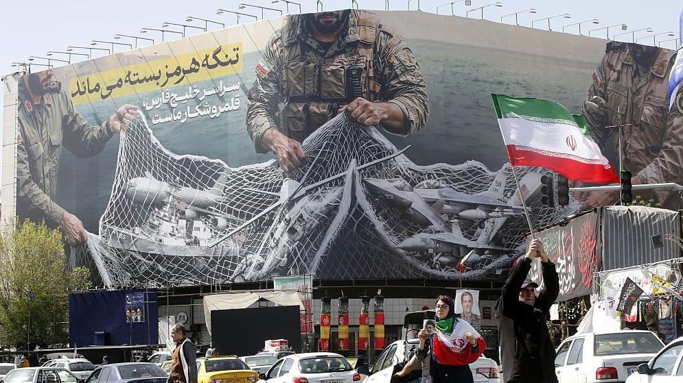 "El estrecho de Ormuz permanecerá cerrado; todo el golfo Pérsico es nuestro coto de caza", reza esta pancarta en Teherán.