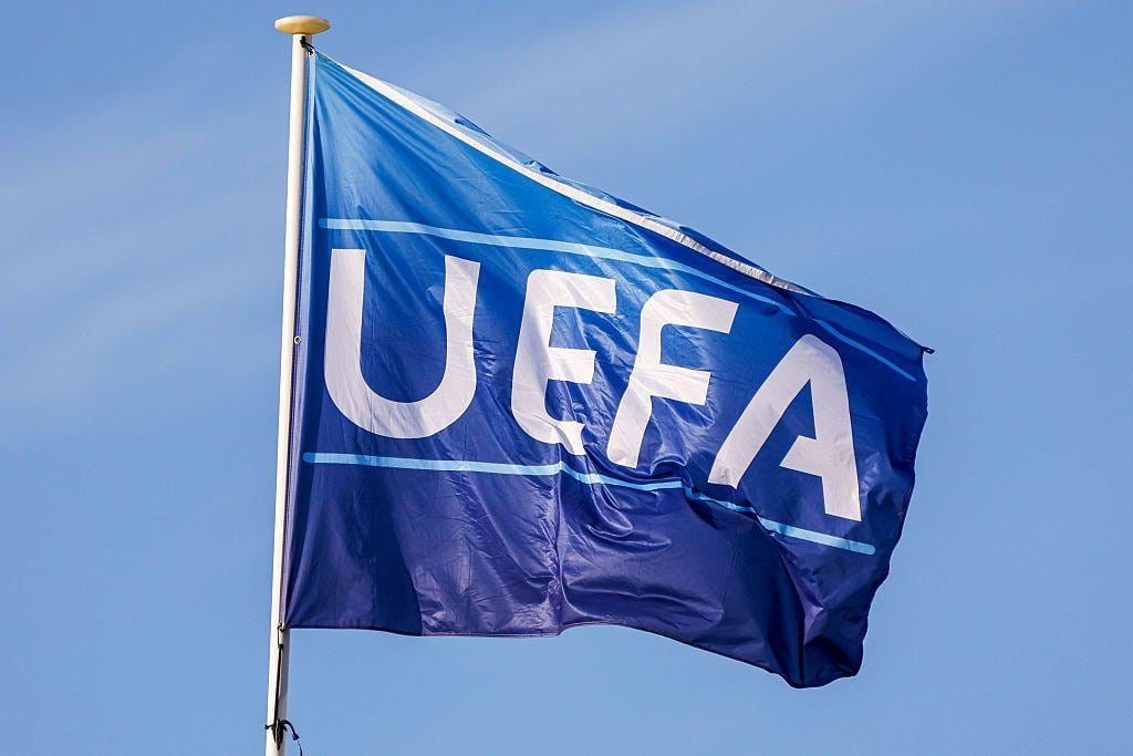 Una bandera ondeante de la UEFA
