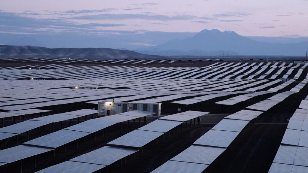 La Comisión Económica para América Latina y el Caribe (CEPAL) estima que el Perú utiliza apenas el cinco por ciento de su capacidad solar y eólica, a pesar de contar con algunas de las zonas de mayor radiación del continente.