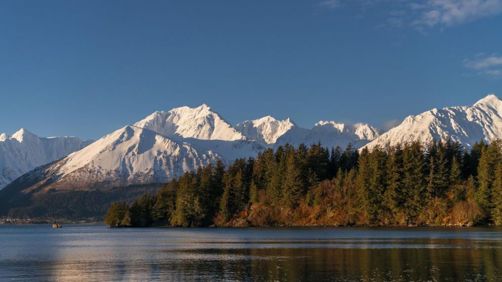 Alaska es fuente de petróleo y gas natural.