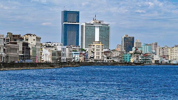 Entre los viejos edificios de La Habana destacan los modernos hoteles de Iberostar y Meliá.