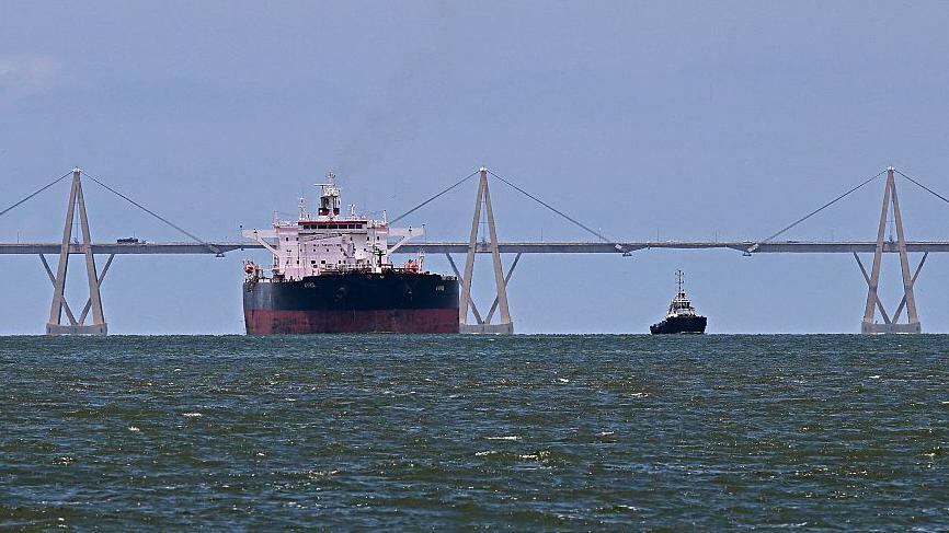 Barcos petroleros esperan ser cargados en el lago de Maracaibo