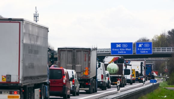 La gran densidad de la red logística y de transporte que cada día mueve millones de euros en Alemania está enfrentando un problema: faltan conductores. (Foto: Ying Tang)