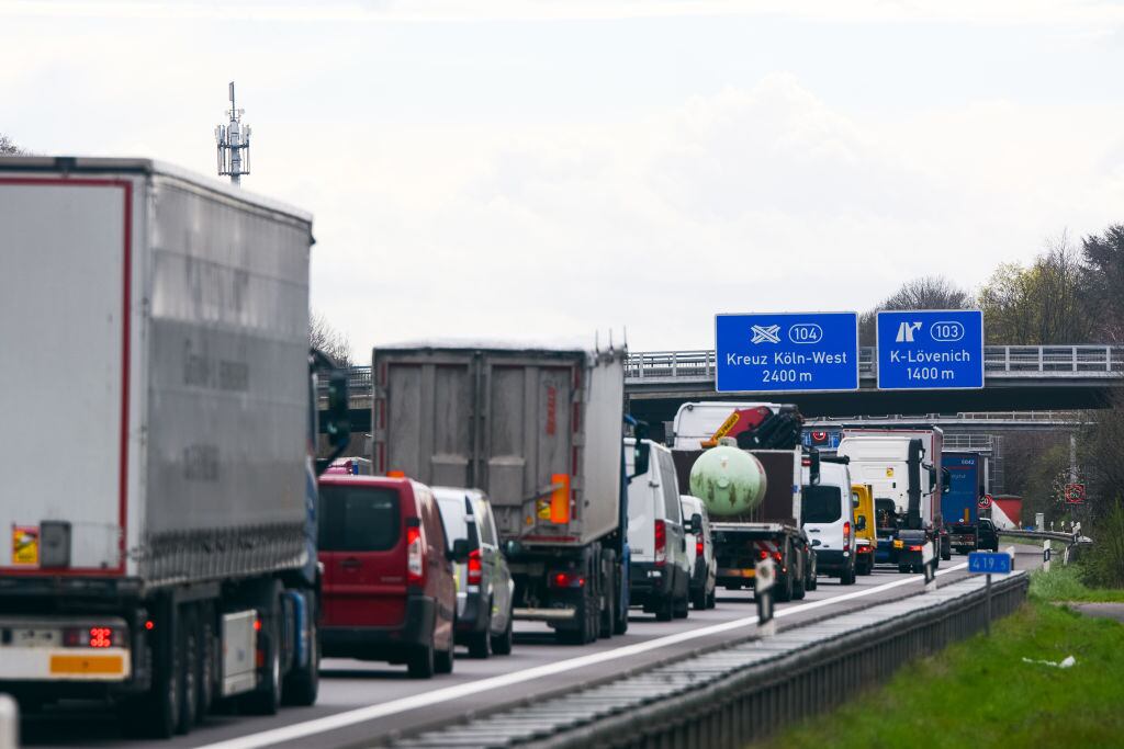 La gran densidad de la red logística y de transporte que cada día mueve millones de euros en Alemania está enfrentando un problema: faltan conductores. (Foto: Ying Tang)