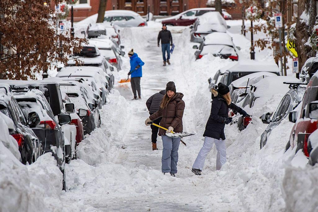 Ciudadanos estadounidenses limpian las calles afectadas por la tormenta en Nueva York.