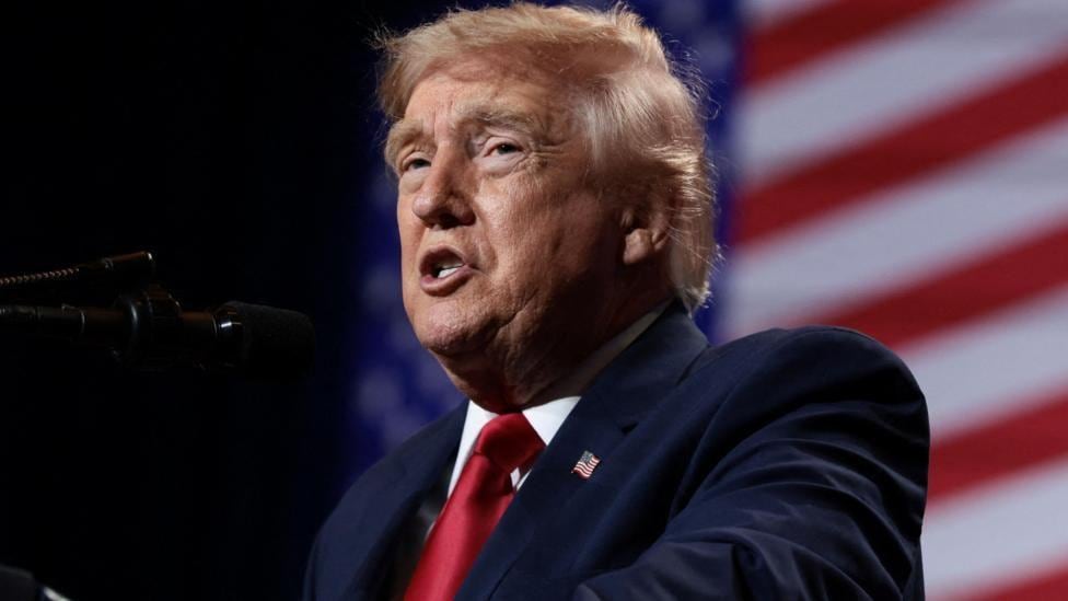 El presidente Donald Trump firmó una orden ejecutiva que restringía el derecho a la ciudadanía por nacimiento en EE.UU.