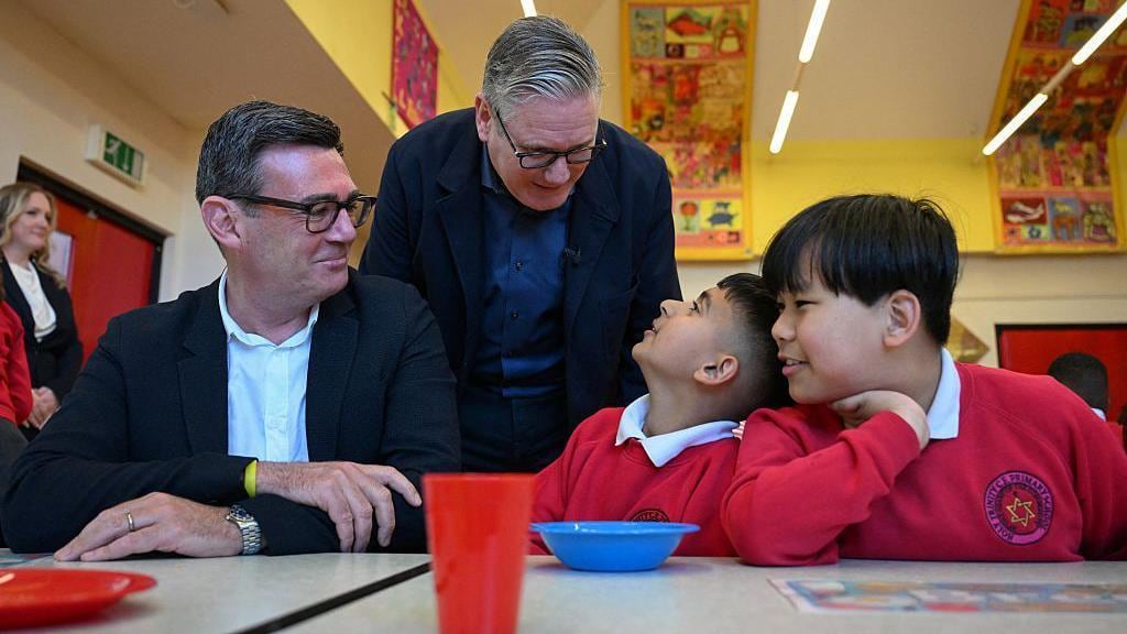 Andy Burnham apareció junto a Keir Starmer durante una visita del primer ministro a Gran Mánchester en abril.