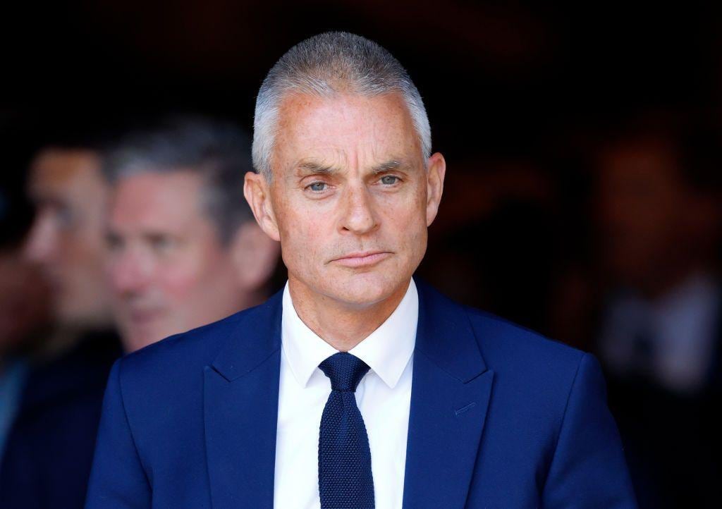 Tim Davie, ex director general de la BBC, admitió que hubo "error" en un montaje de palabras de Donald Trump en un documental de la cadena y presentó su dimisión.