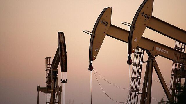 Petróleo se mantiene firme, favorecido por una renovada demanda estadounidense