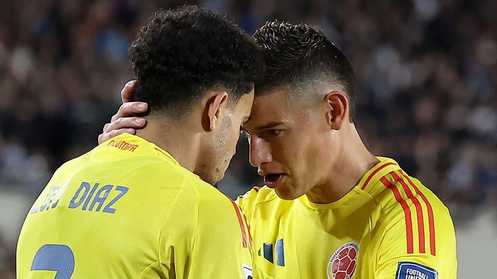Luis Díaz celebrando un gol con James Rodríguez, dos estrellas de la sólida y veterana selección colombiana.