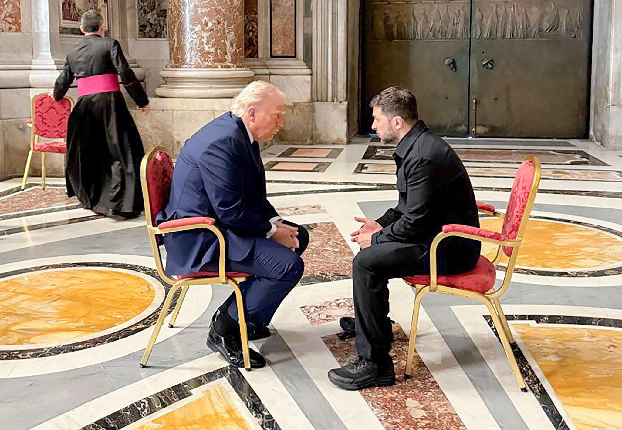 Las exequias del pontífice sirvieron de escenario para una discusión entre Donald Trump y el presidente ucraniano, Volodimir Zelenski, en la basílica de San Pedro, la primera tras la tensa visita del europeo a la Casa Blanca en febrero.