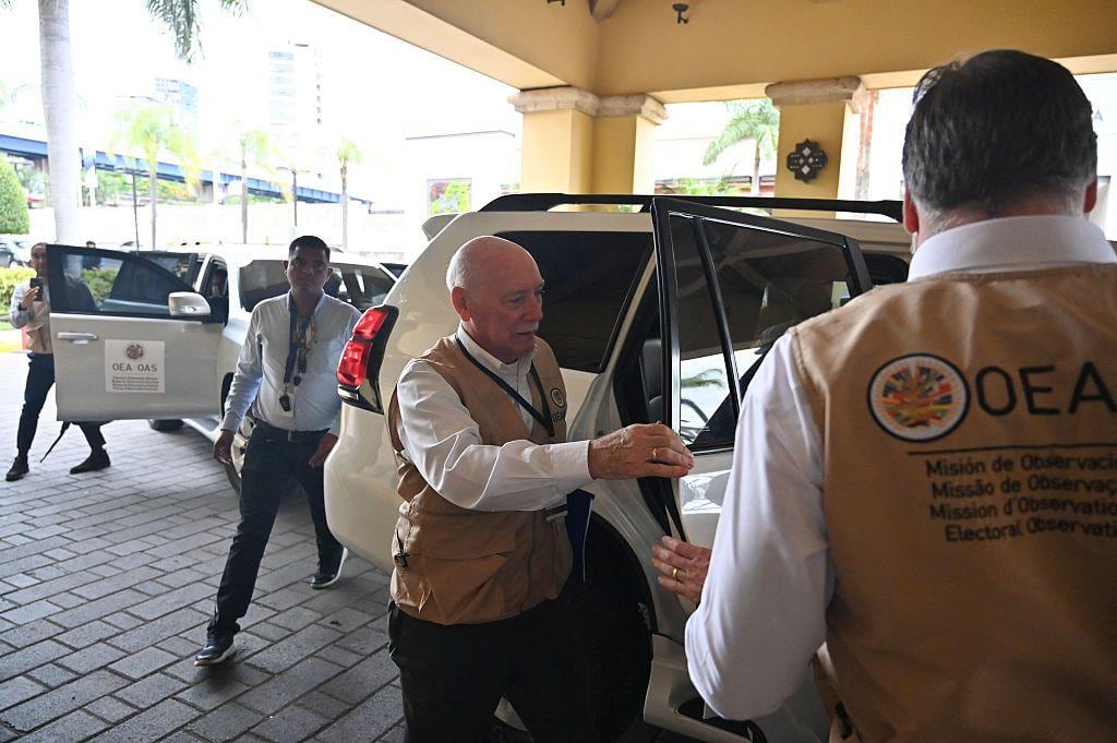 Los observadores de la OEA han pedido al CNE que termine el recuento de votos y anuncie los resultados.