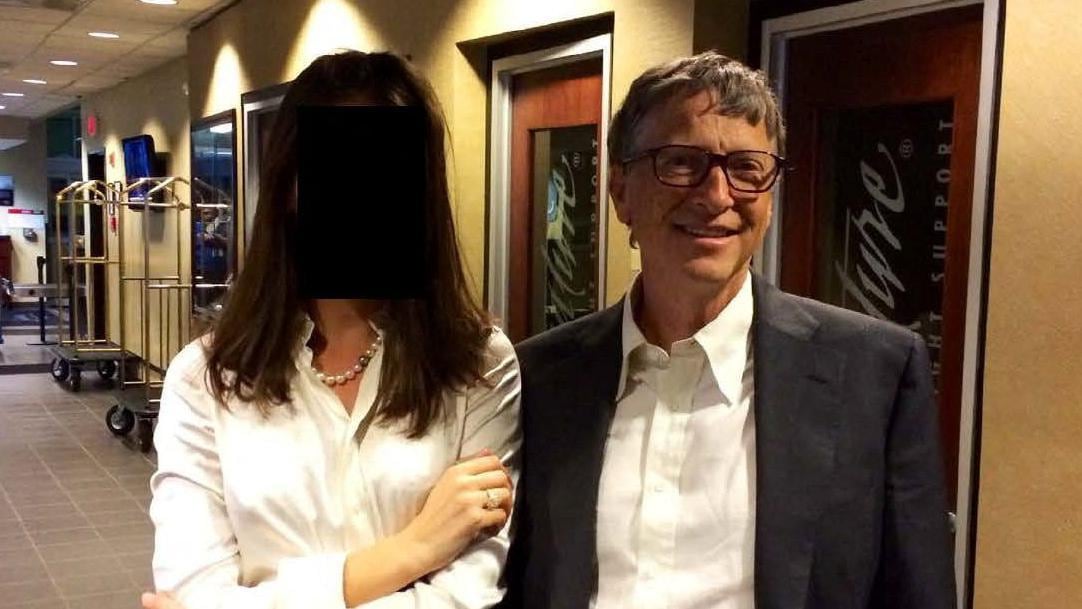 Fotos de Bill Gates relacionadas a la investigación de Jeffrey Epstein fueron reveladas en anteriores publicaciones del Departamento de Justicia.