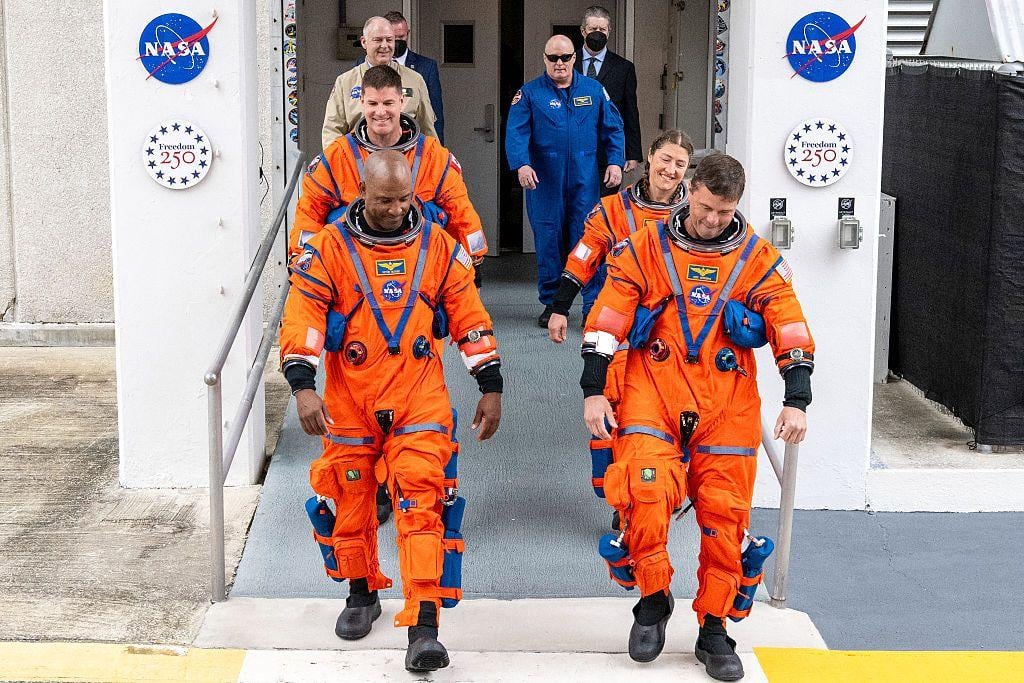 Los cuatro astronautas de la misión Artemis II no pisarán la Luna, pero sí la orbitarán.