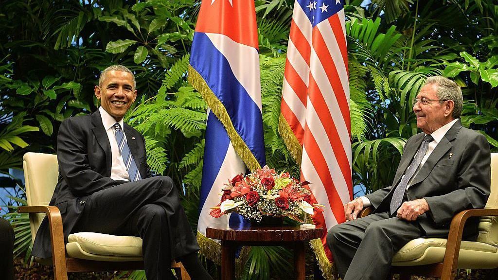 La normalización de relaciones entre EE.UU. y Cuba impulsada por Barack Obama y Raúl Castro fue criticada por Trump pese a su interés empresarial en la isla.