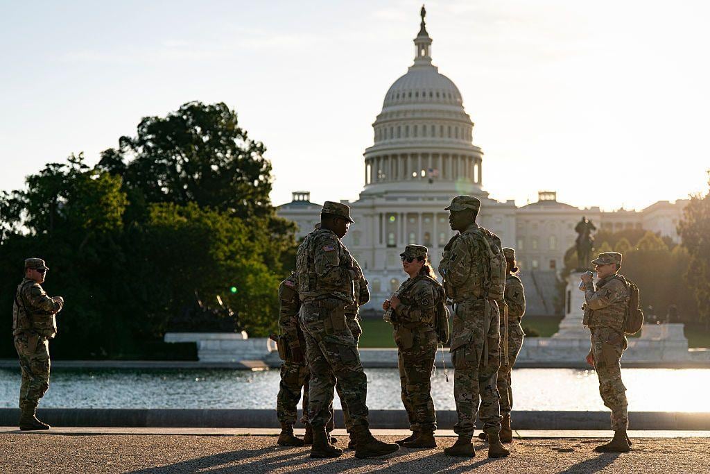 Miembros de la Guardia Nacional custodian los alrededores del Capitolio en Washington D.C.