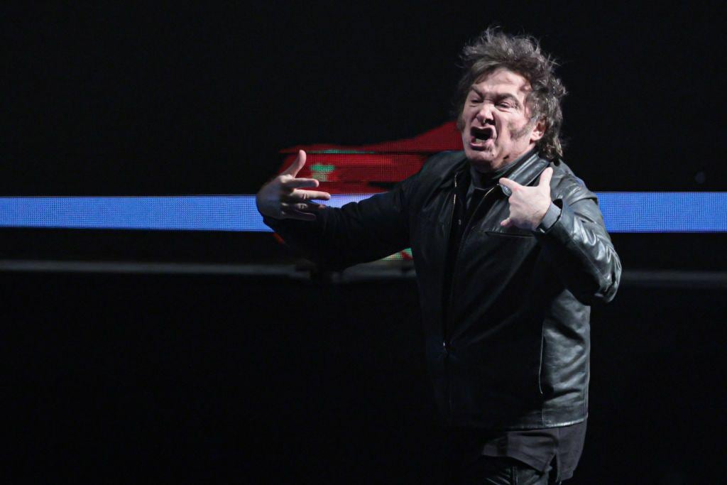 El liderazgo confrontacional conecta con un electorado que busca soluciones a problemas inmediatos. Milei, apeló a derrotar a la "casta" política, por ejemplo. Foto: difusión / BBC