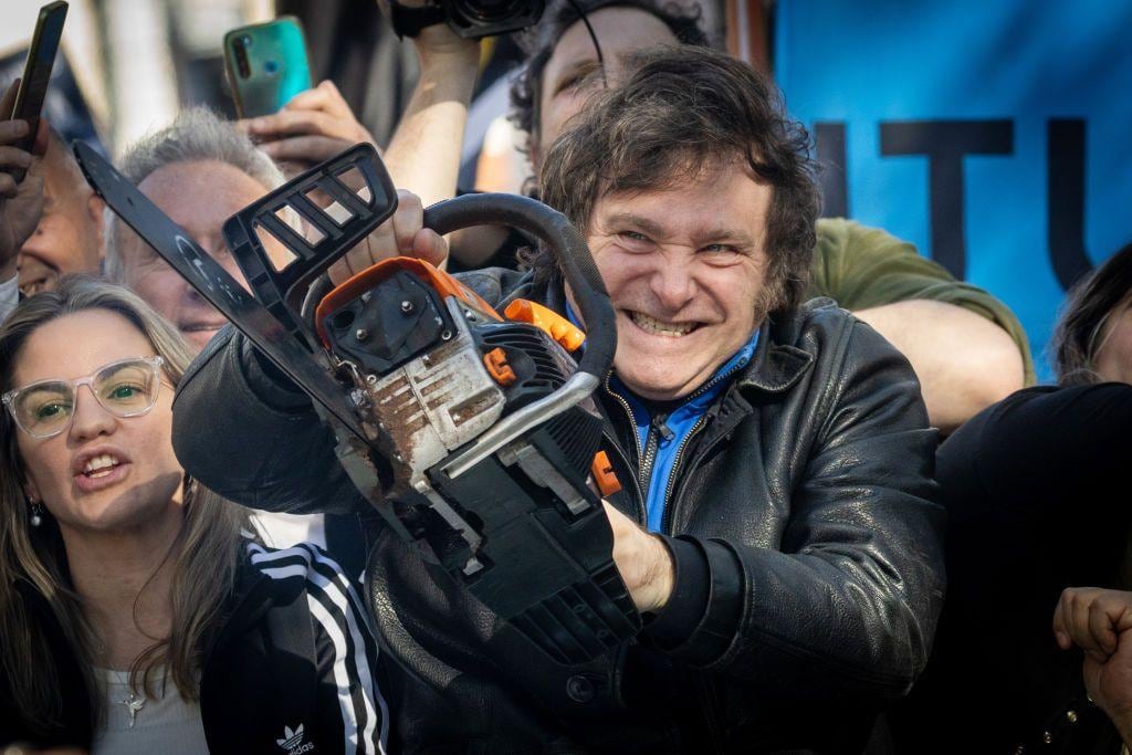 La motosierra aplicada por Milei a las finanzas públicas de Argentina ha causado un gran descontento entre muchos ciudadanos, pero fue necesaria para lidiar con las desequilibradas finanzas públicas. Foto: difusión