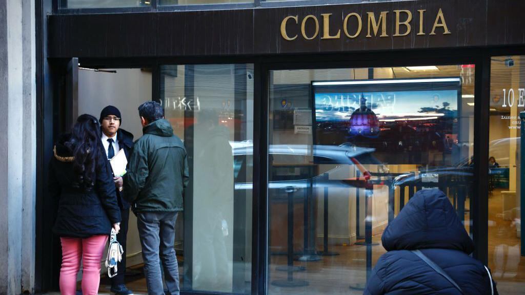 La incertidumbre generada por la crisis entre EE.UU. y Colombia se sintió en las oficinas consulares de ambos países.