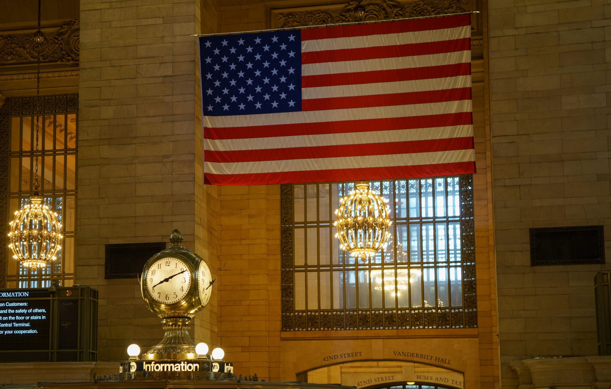 El objetivo tradicional del horario de verano es ahorrar energía al aprovechar mejor la luz solar durante la tarde, aunque debates actuales destacan efectos mixtos en el sueño, la salud y la economía, y en los últimos años ha crecido la discusión sobre posibles cambios legislativos o eliminación del sistema. (Foto: Mateusz Walendzik / Pexels)
