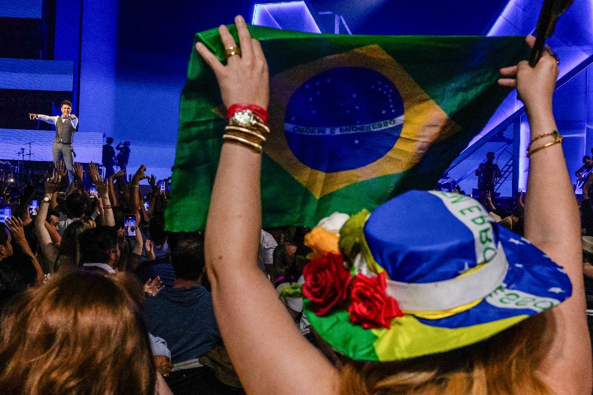 Un seguidor ondea la bandera brasileña —que se ha convertido en un símbolo de la campaña de Flávio Bolsonaro— durante un concierto del cantante brasileño de música sertaneja Zezé Di Camargo.