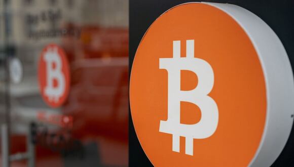 A large bitcoin logo can be seen at a cryptocurrency exchange market in Istanbul, Turkey, on Friday, March 1, 2024. Photographer: David Lombeida/Bloomberg