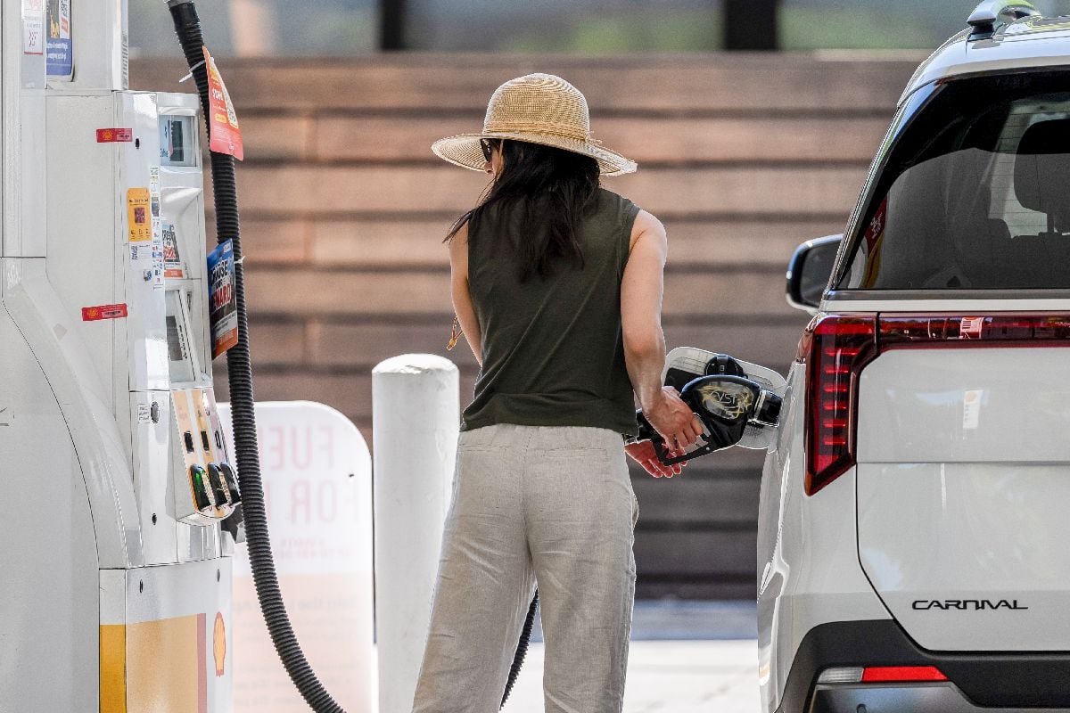 Una conductora reposta un vehículo en una gasolinera Shell en Palo Alto, California, EE.UU., el martes 21 de julio de 2026.