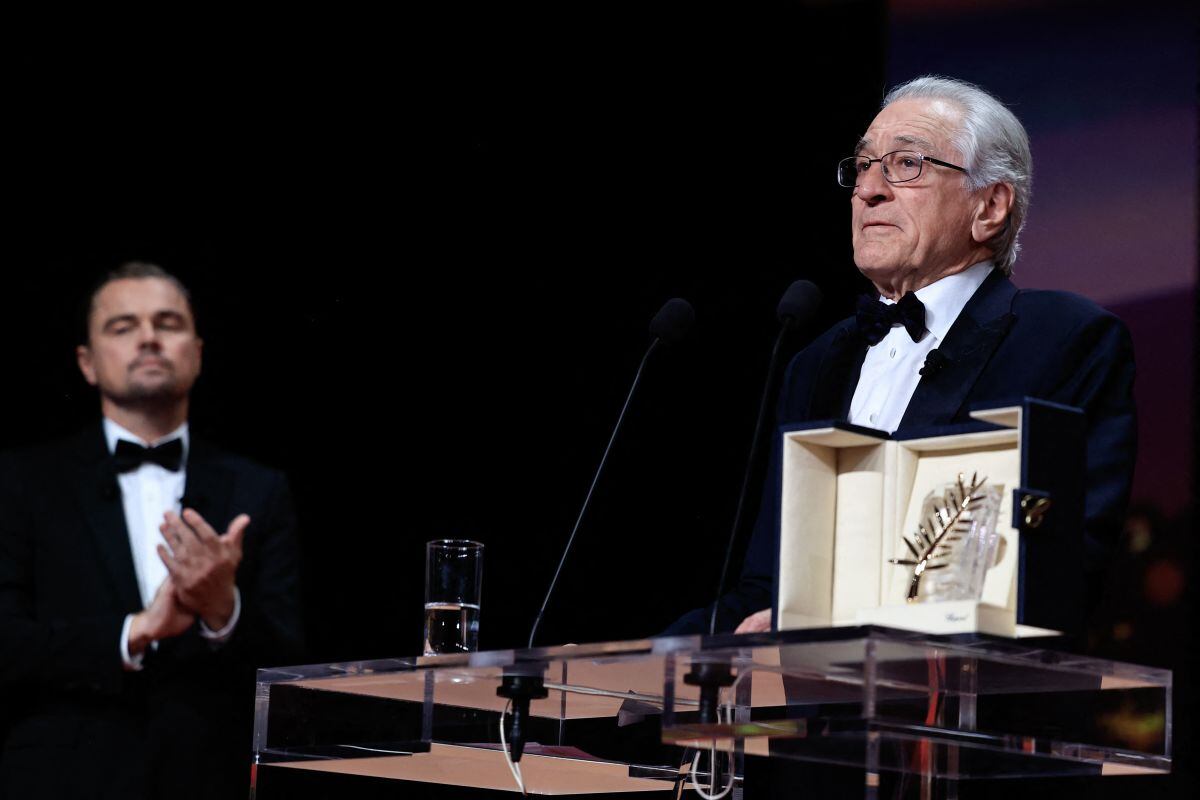 El actor estadounidense Robert De Niro recibe la Palma de Oro honorífica durante la ceremonia de apertura de la 78ª edición del Festival de Cine de Cannes en Cannes, sur de Francia, el 13 de mayo de 2025 (Foto: Valery Hache / AFP)