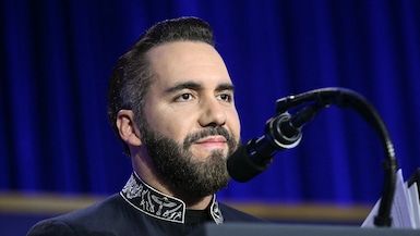 El presidente de El Salvador, Nayib Bukele, interviene durante el Desayuno Nacional de Oración en el hotel Washington Hilton, en Estados Unidos, el 5 de febrero de 2026. (Foto de SAUL LOEB / AFP).