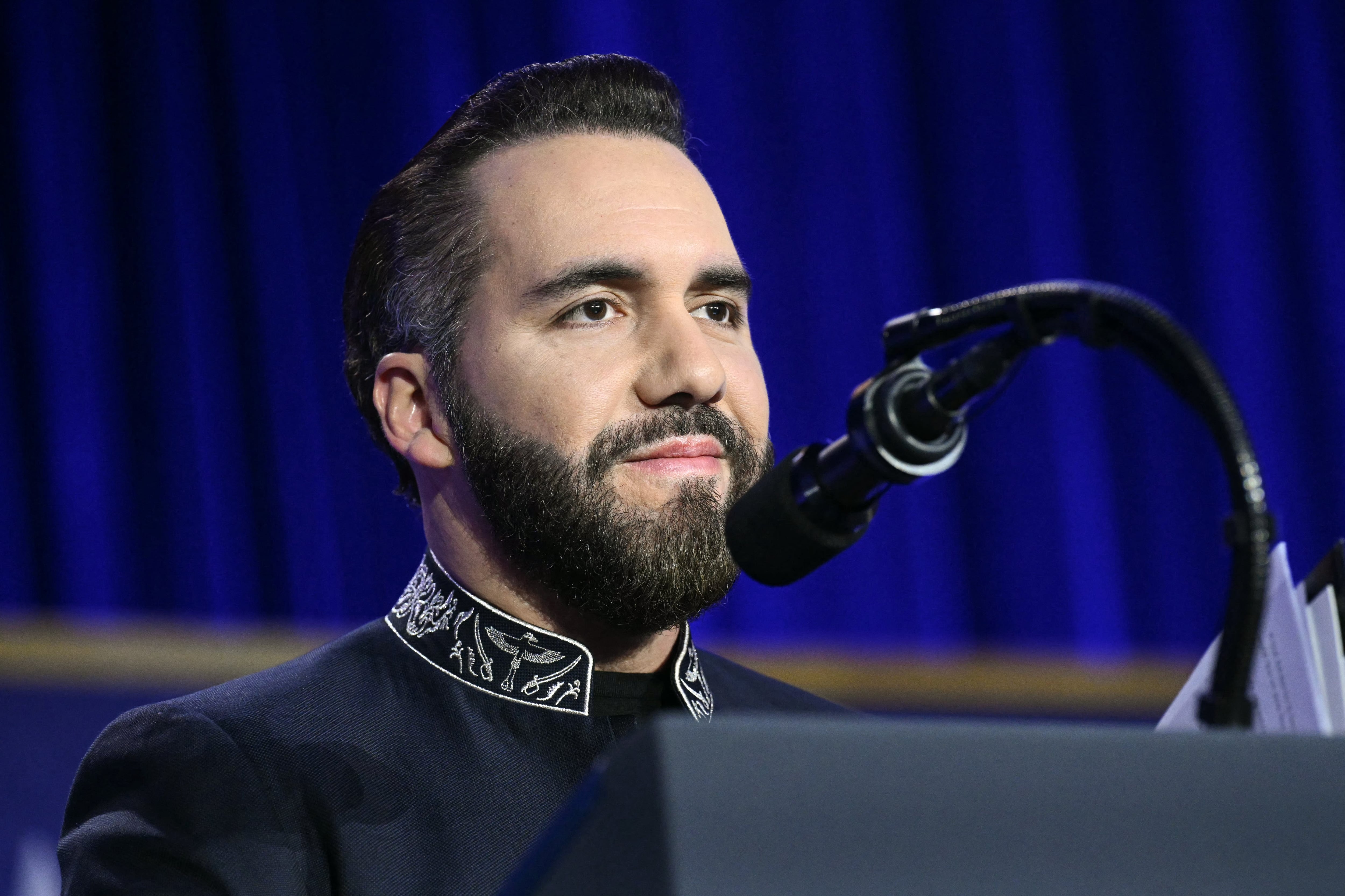 El presidente de El Salvador, Nayib Bukele, interviene durante el Desayuno Nacional de Oración en el hotel Washington Hilton, en Estados Unidos, el 5 de febrero de 2026. (Foto de SAUL LOEB / AFP).