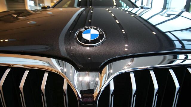 BMW dice que ganó a Mercedes en ventas globales de autos de lujo
